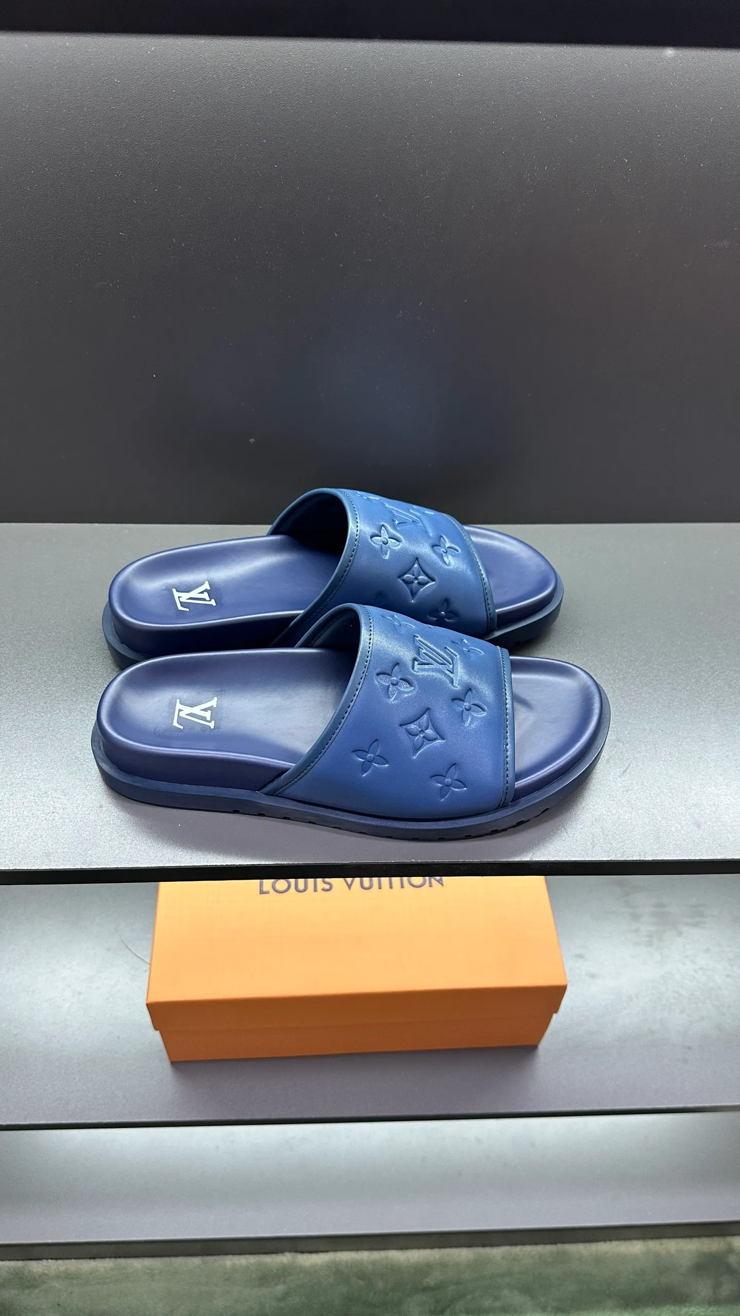 [L Home] P: 300💰Size: 38-45 Top purchasing lv men's summer slippers, classic presbyopia with soft real leather lining, unique color splicing effect, distinctive personality, fashionable and trendy essential style, light and comfortable. Lightweight and tough rubber insole, micro ridged foam outsole, super comfortable!